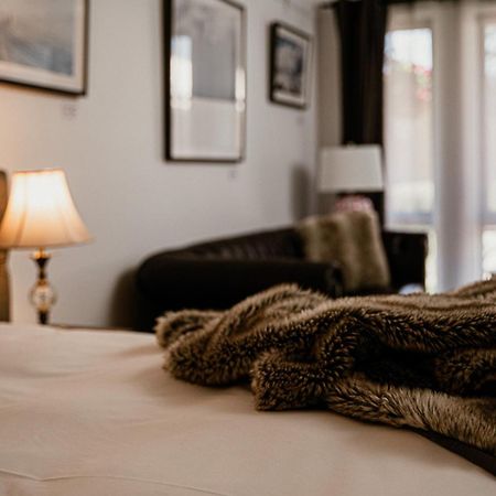Daylesford Art Motel Экстерьер фото A bed with a throw