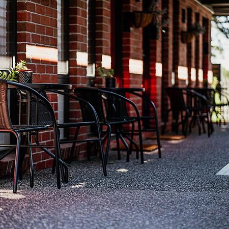 Daylesford Art Motel Экстерьер фото The station platform