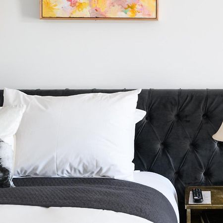 Daylesford Art Motel Экстерьер фото A bed with a headboard