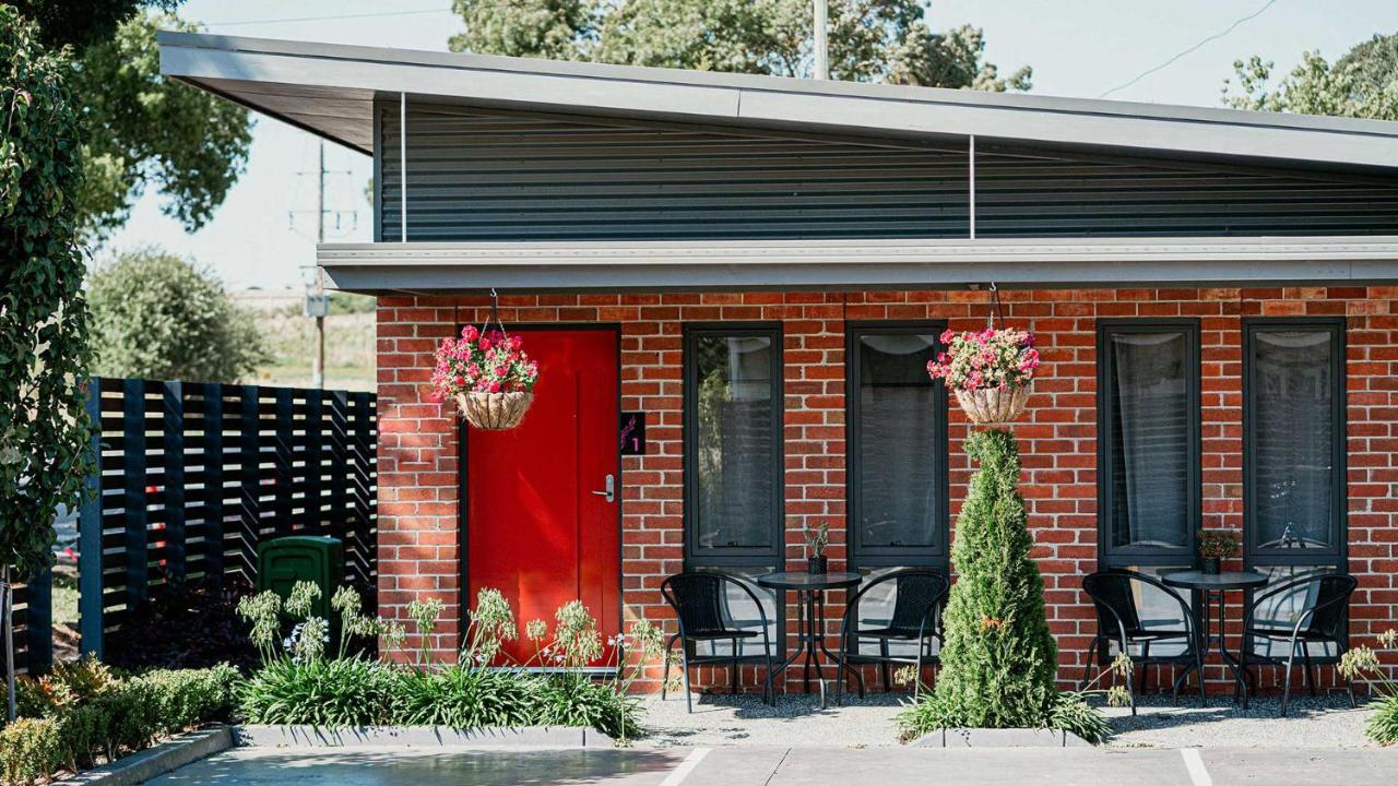 Daylesford Art Motel Экстерьер фото The exterior of the house