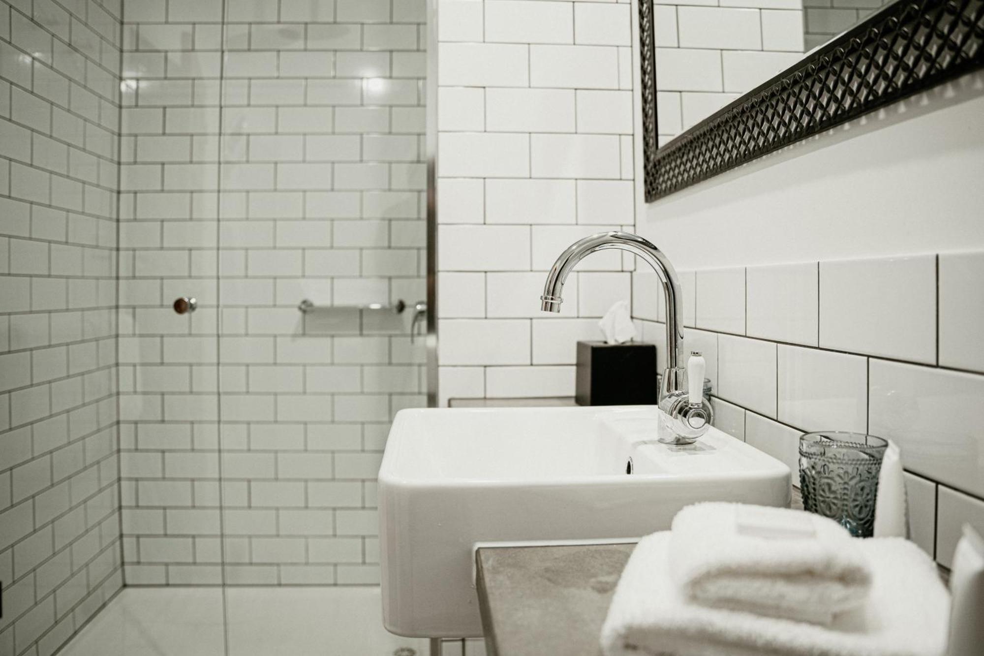 Daylesford Art Motel Экстерьер фото Bathroom