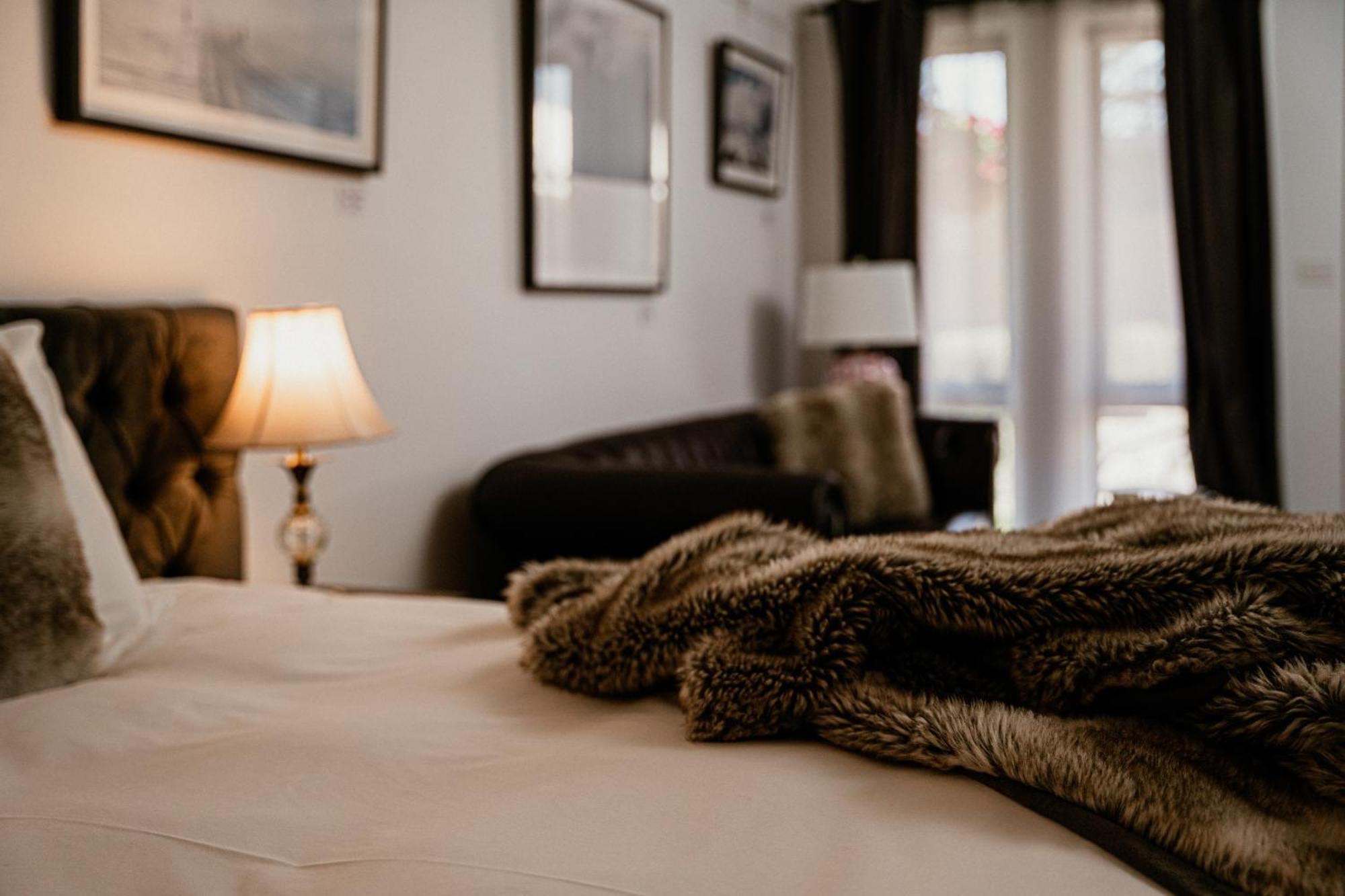 Daylesford Art Motel Экстерьер фото A bed with a throw