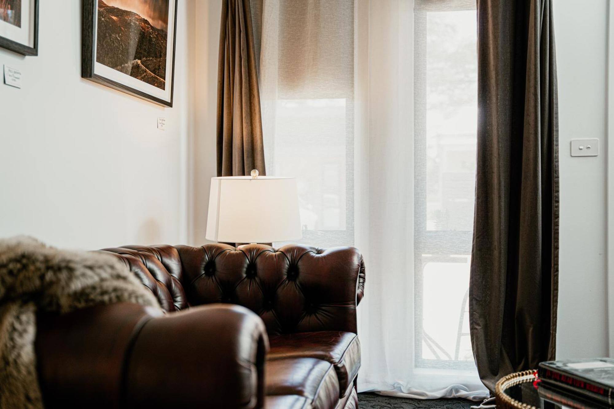 Daylesford Art Motel Экстерьер фото A living room with a leather sofa