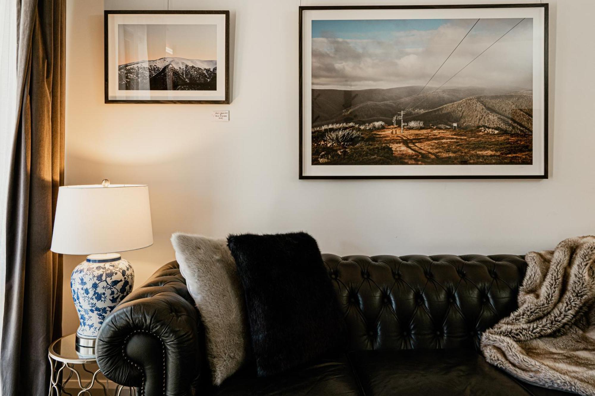 Daylesford Art Motel Экстерьер фото A living room with a sofa