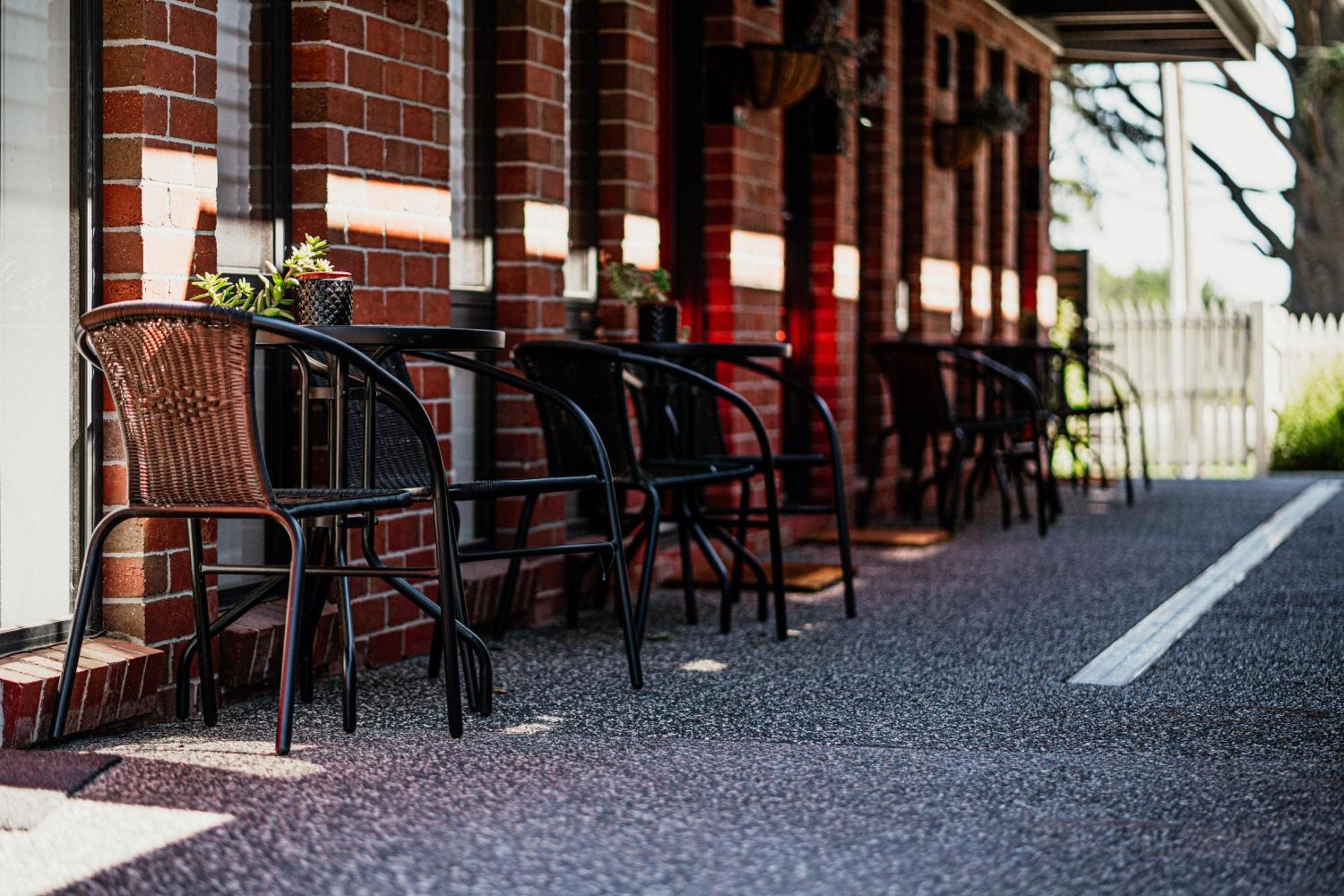 Daylesford Art Motel Экстерьер фото The station platform