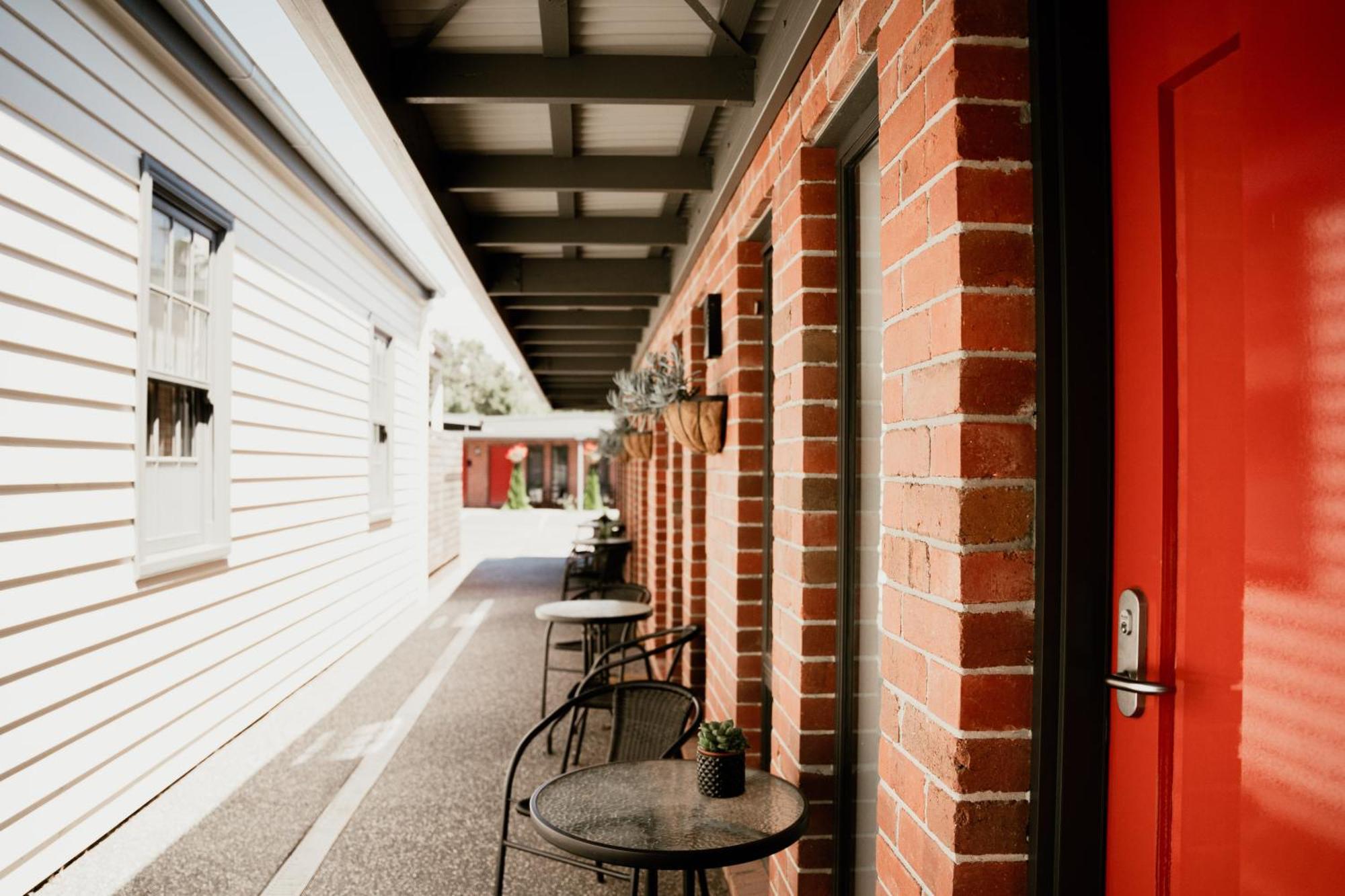 Daylesford Art Motel Экстерьер фото The exterior of the building