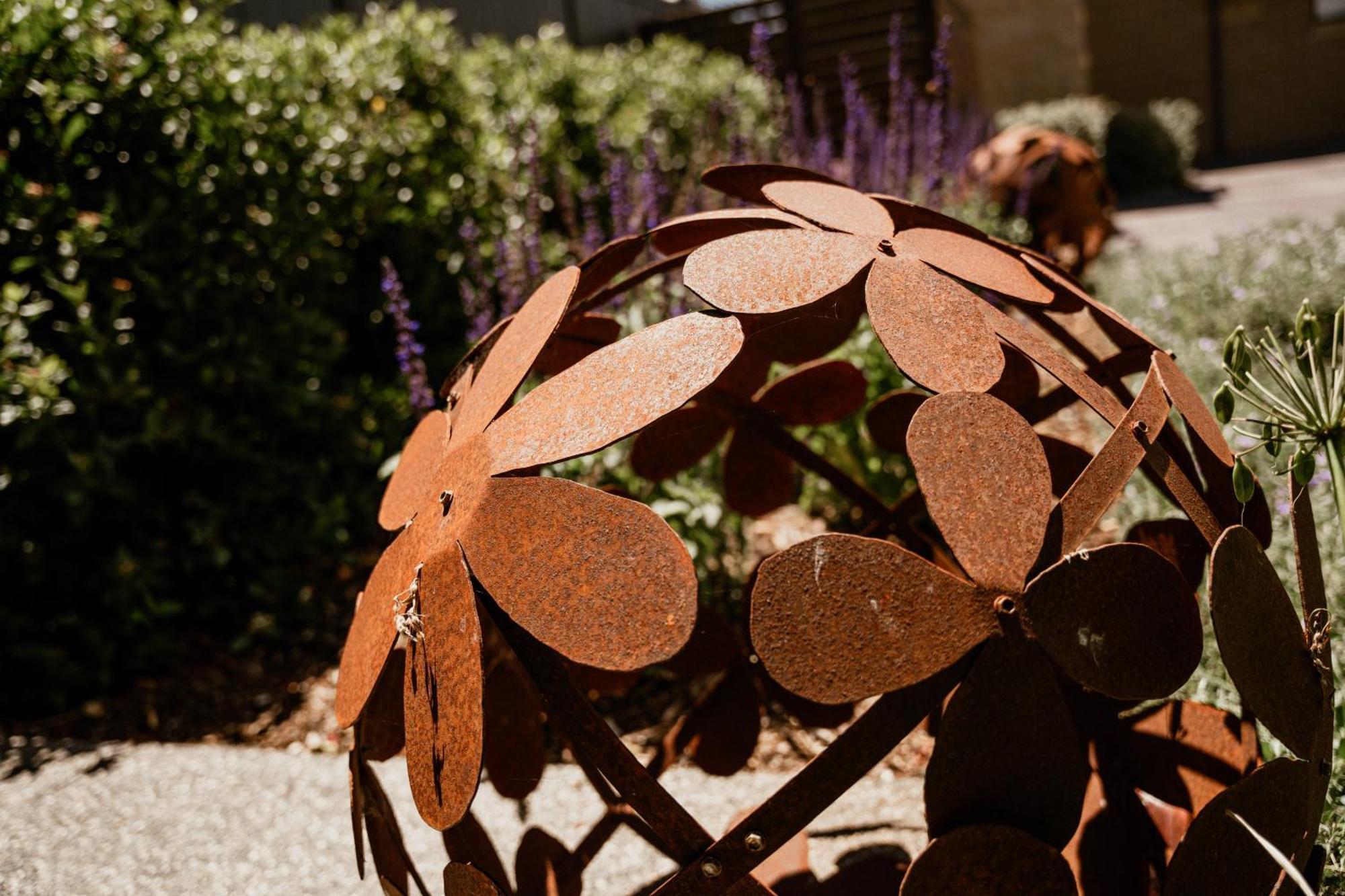 Daylesford Art Motel Экстерьер фото A sculpture in the garden