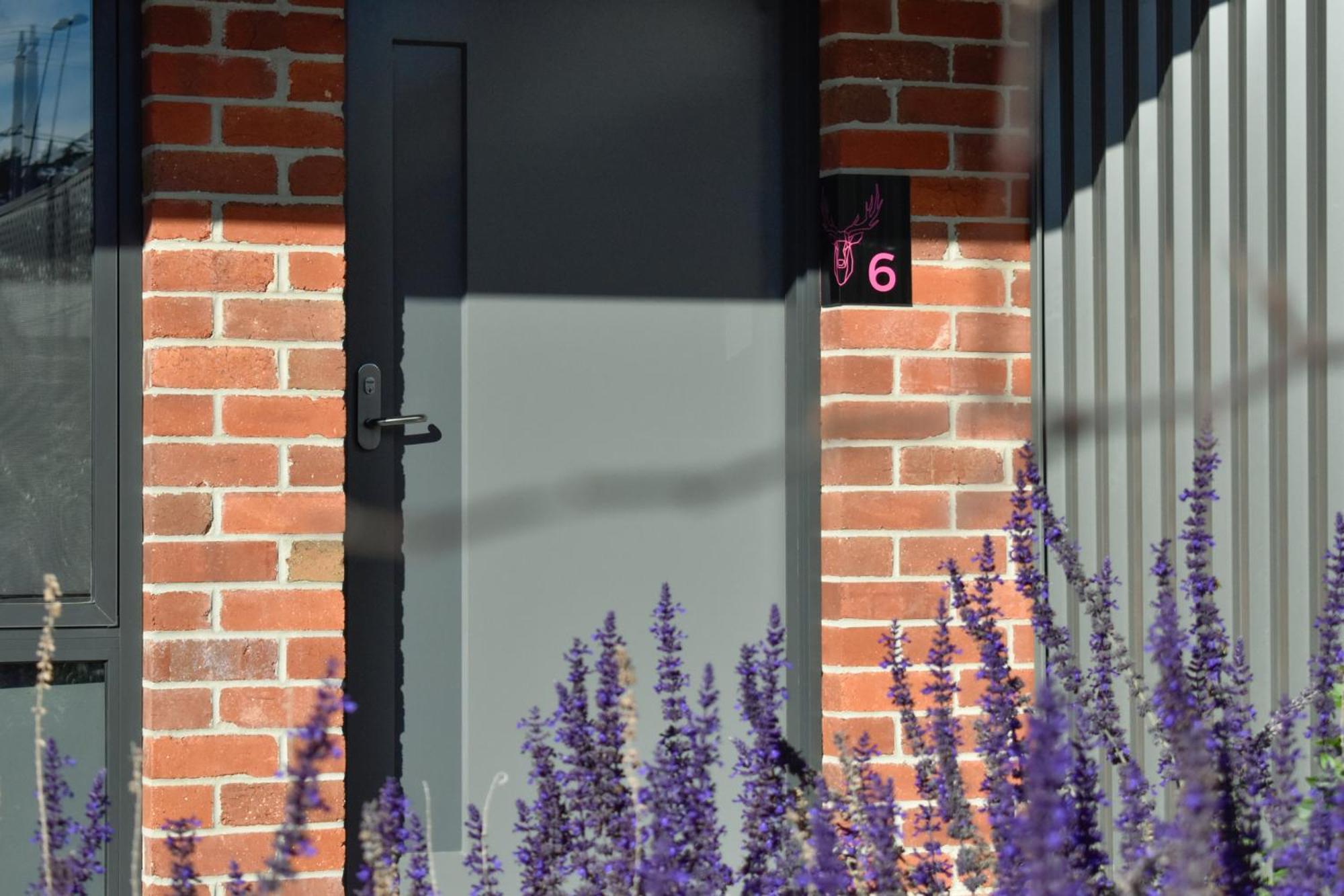 Daylesford Art Motel Экстерьер фото A house number