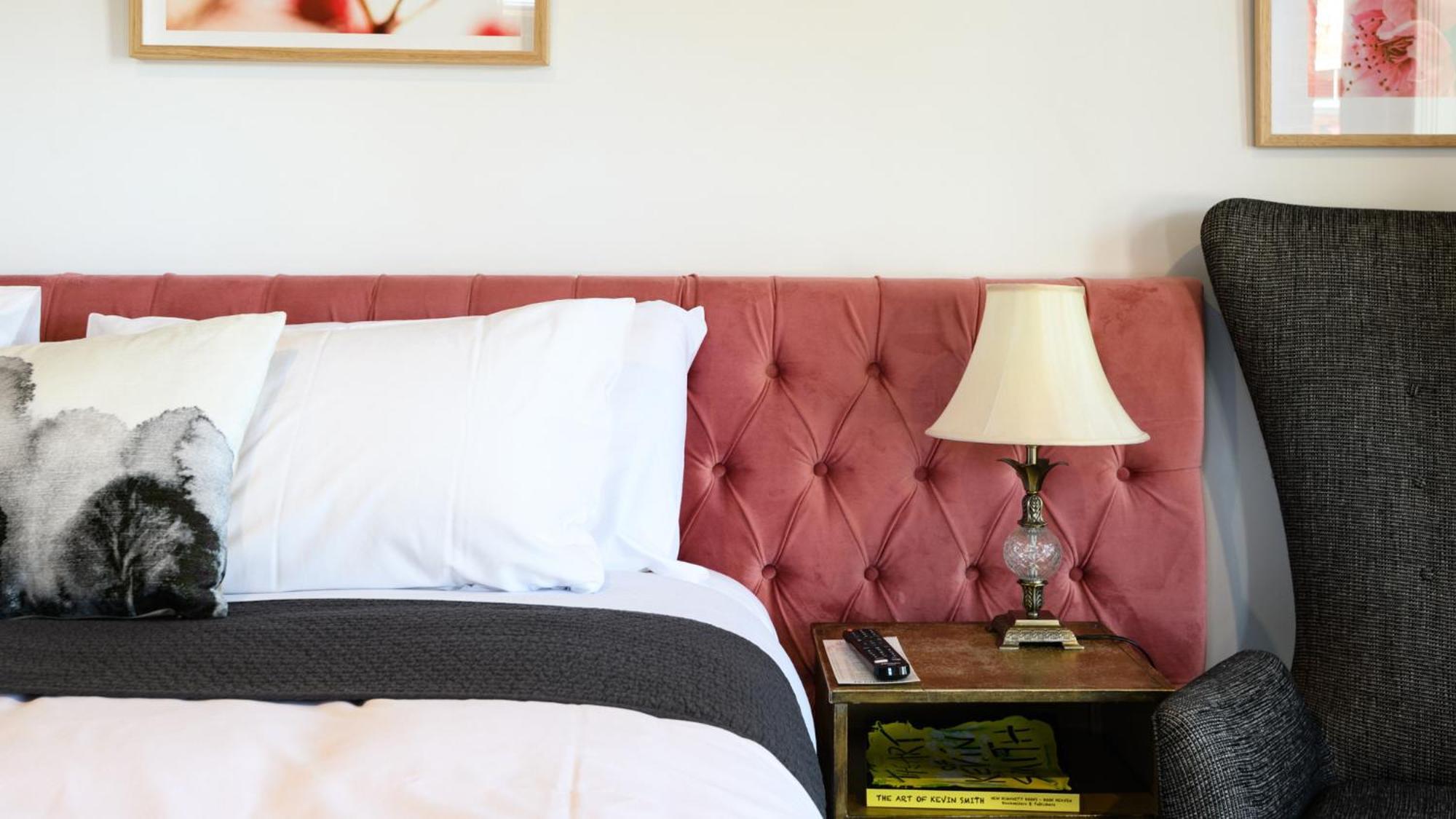 Daylesford Art Motel Экстерьер фото A bed with a tufted headboard