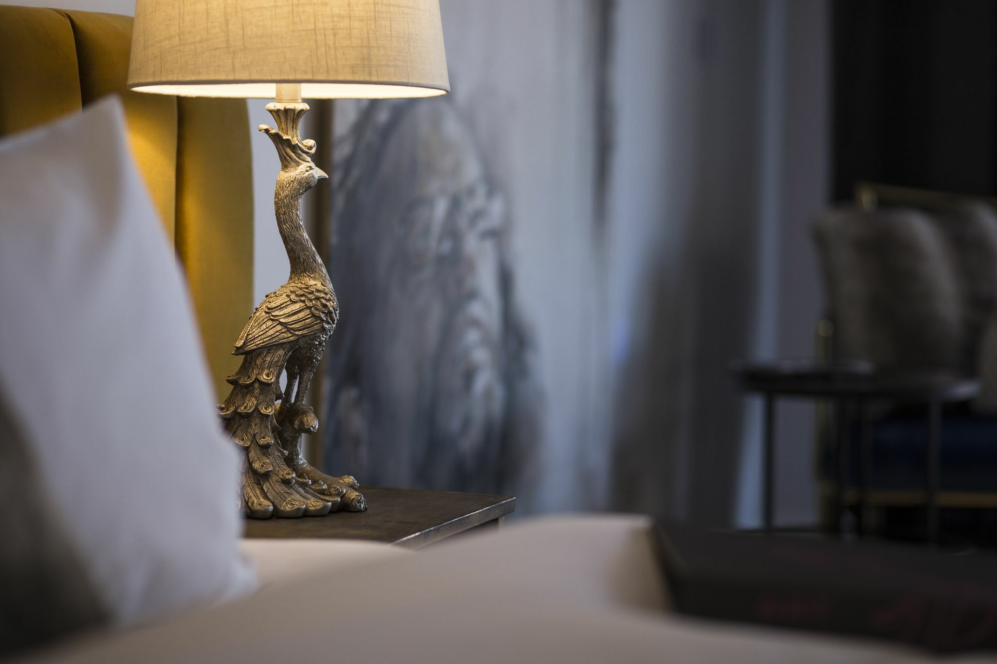 Daylesford Art Motel Экстерьер фото Peacock lamp