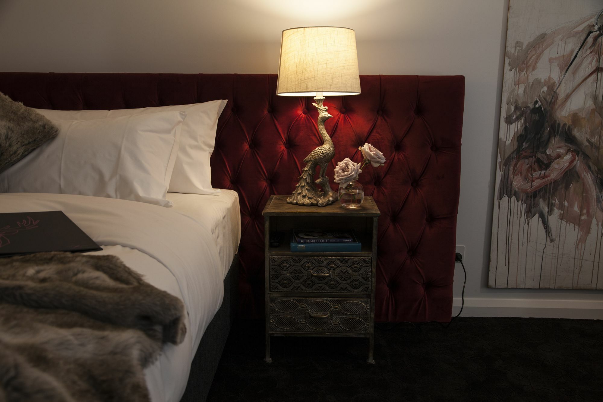 Daylesford Art Motel Экстерьер фото A bedside table