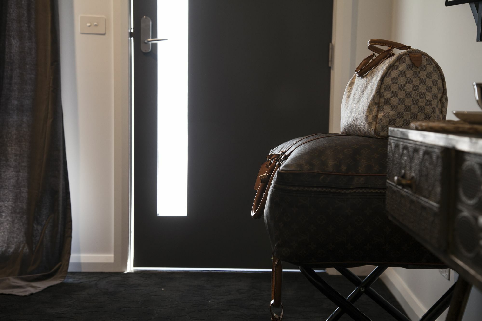 Daylesford Art Motel Экстерьер фото A door with a vertical window