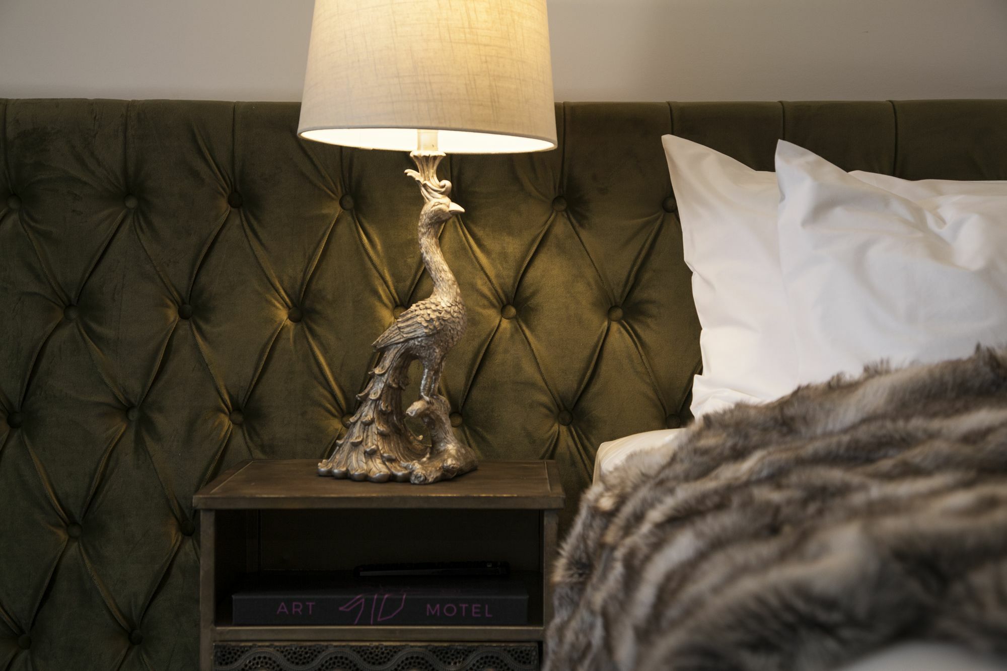 Daylesford Art Motel Экстерьер фото A bed with a tufted headboard
