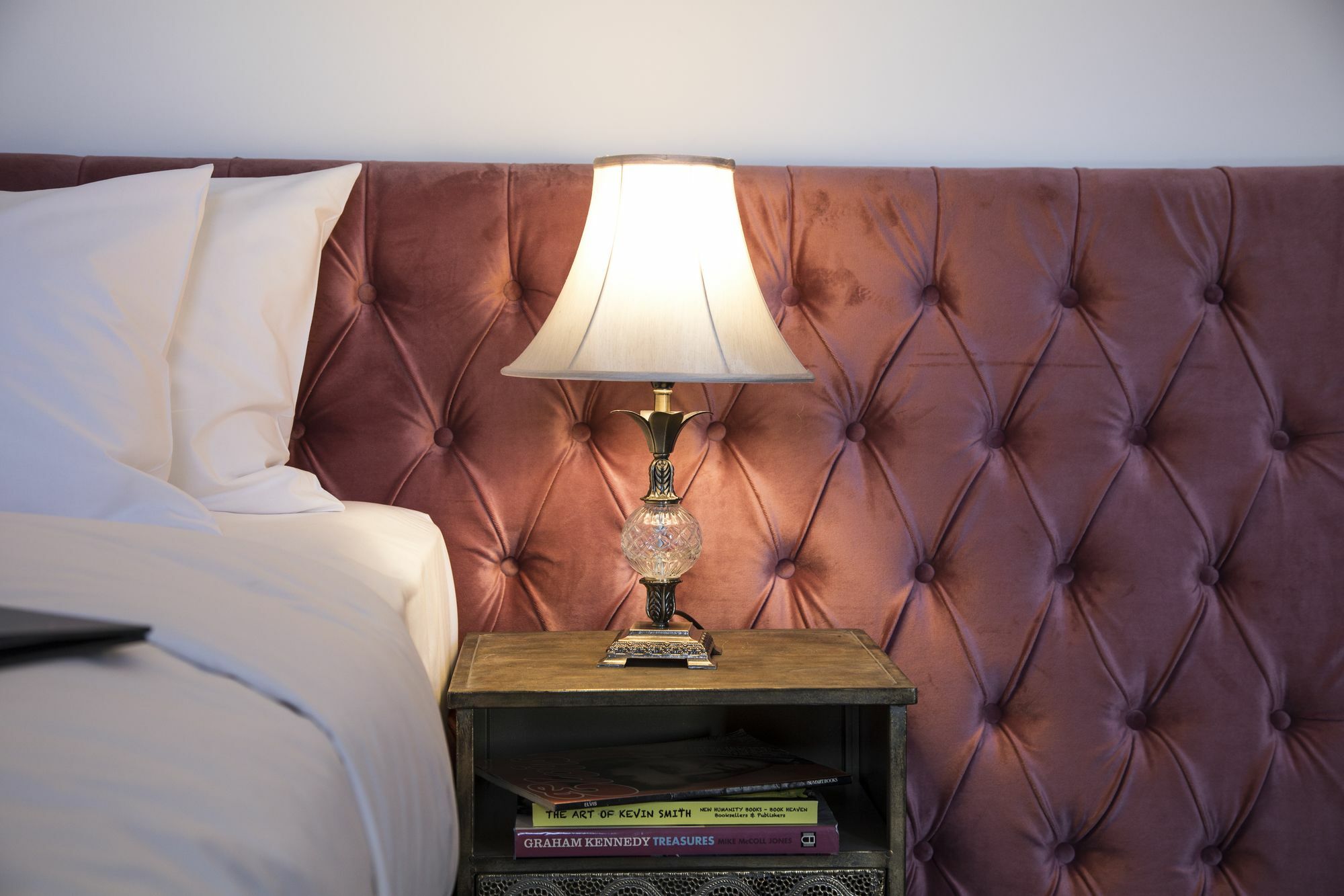 Daylesford Art Motel Экстерьер фото A tufted headboard