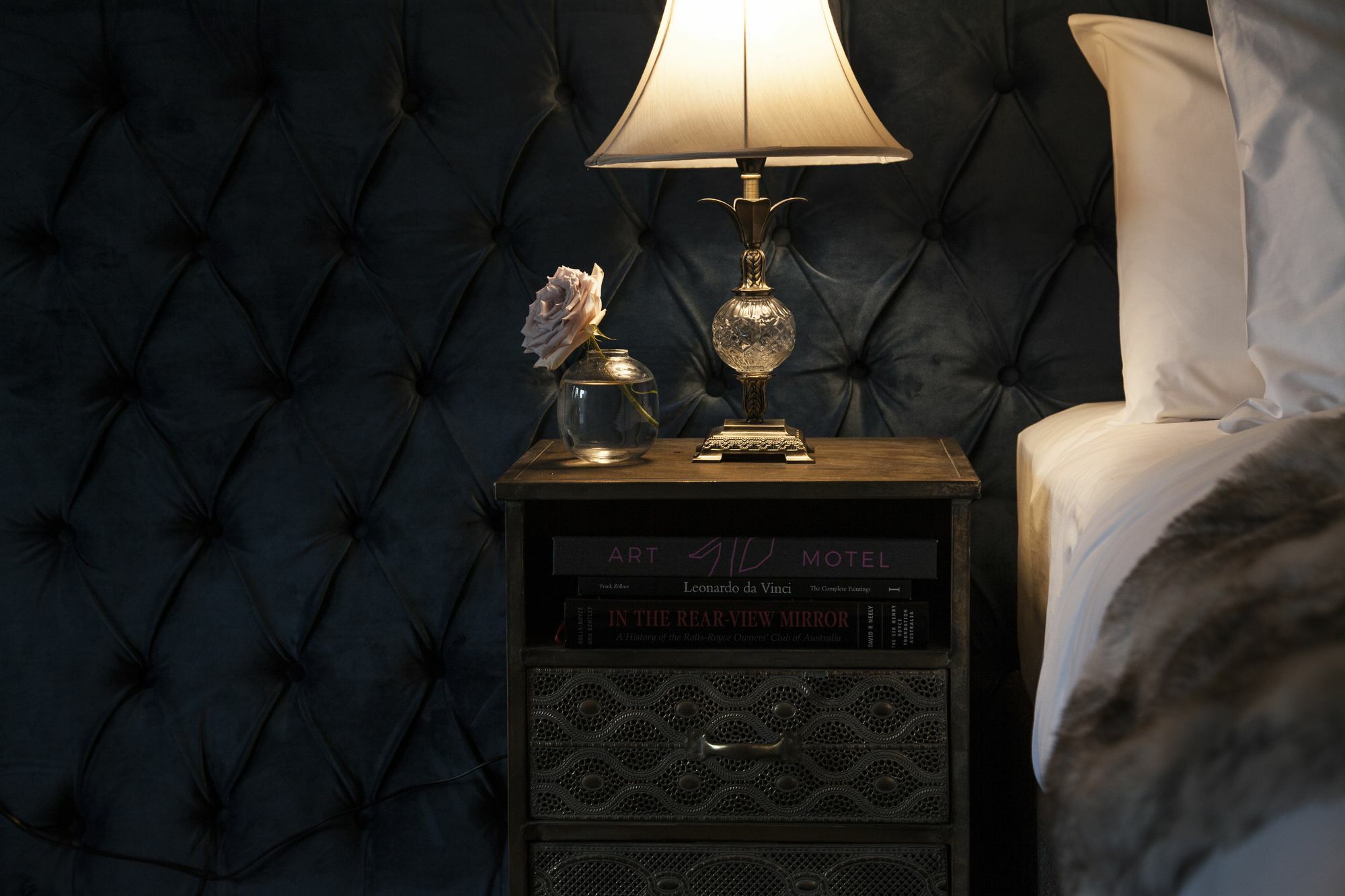 Daylesford Art Motel Экстерьер фото A bedside table
