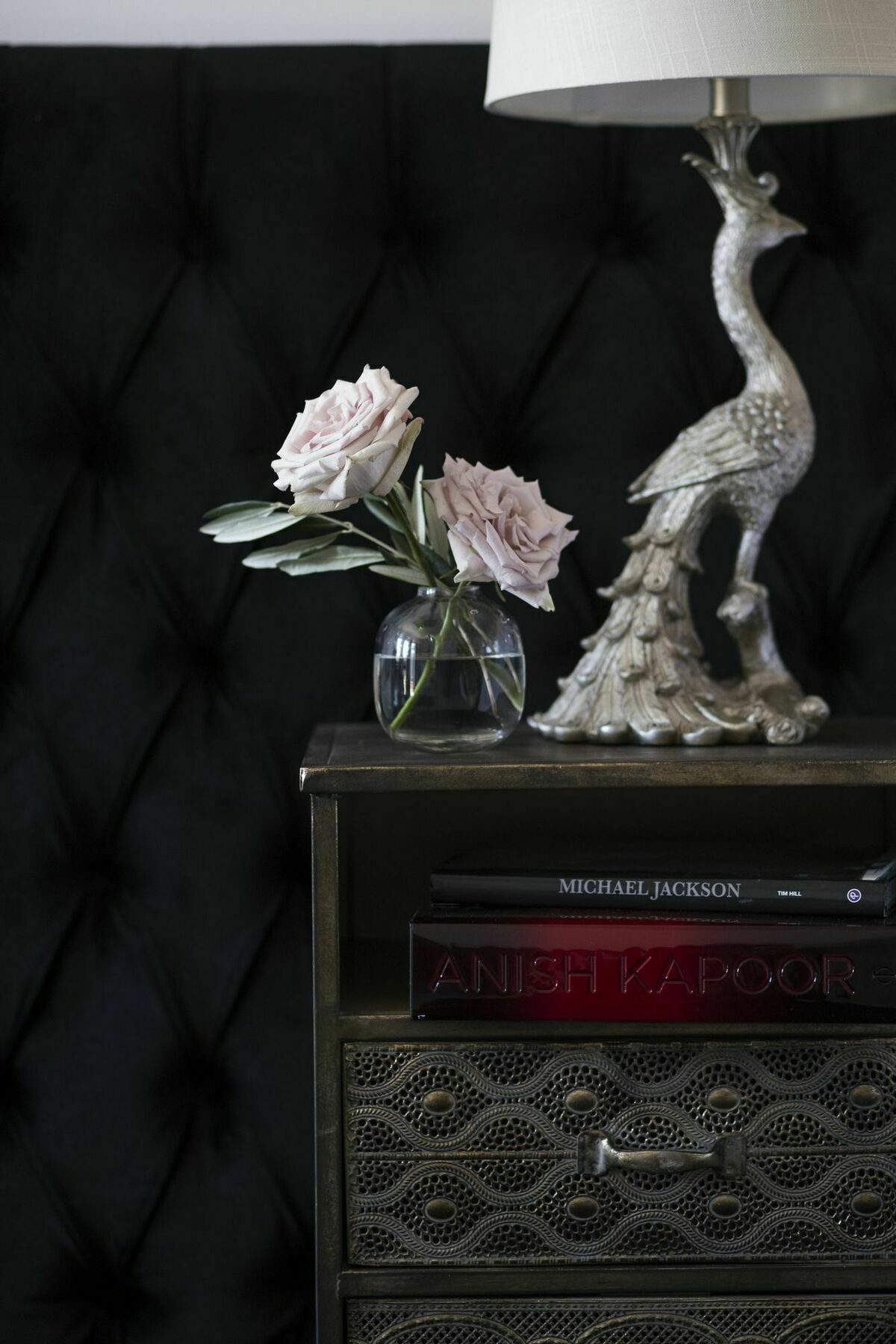 Daylesford Art Motel Экстерьер фото A vase of flowers