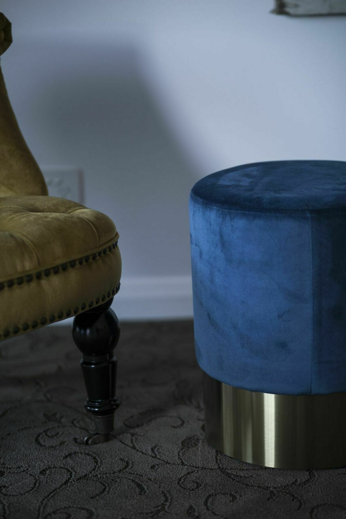 Daylesford Art Motel Экстерьер фото A blue velvet stool