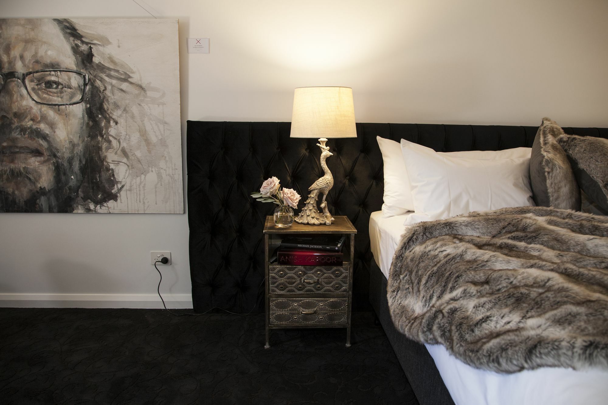 Daylesford Art Motel Экстерьер фото A bedroom with a mink throw