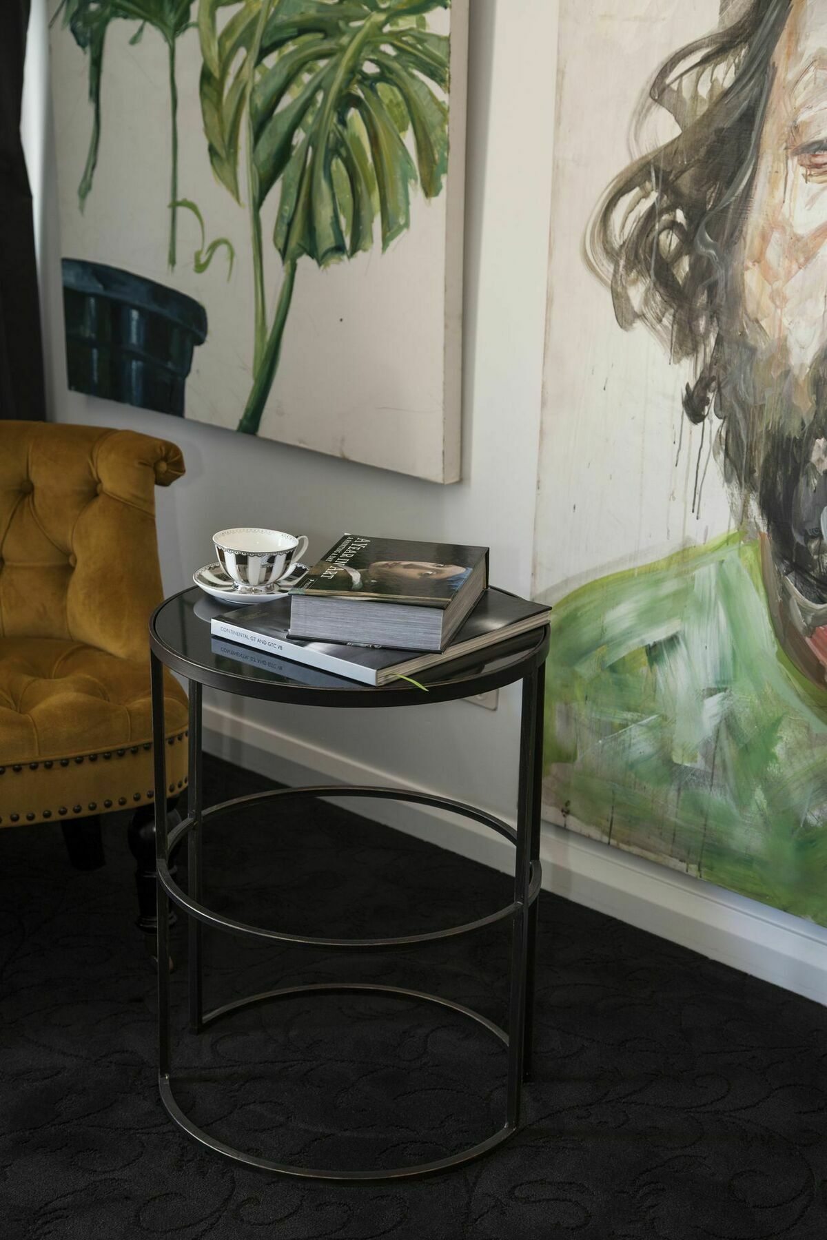 Daylesford Art Motel Экстерьер фото A side table